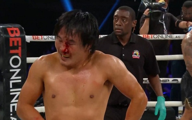 Chảy máu mắt, võ sĩ gốc Việt nhận kết cục đầy tiếc nuối ở giải boxing tay trần