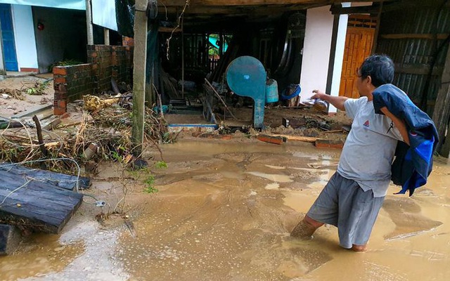 Cận cảnh sạt lở núi, nhà cửa ngập trong bùn đất ở Bình Định