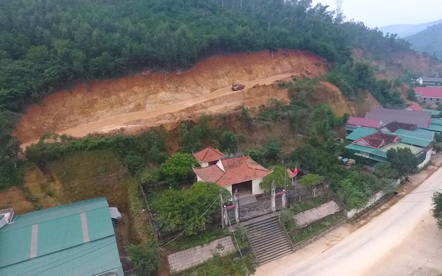 Sau mấy ngày nghỉ, người dân phát hiện ngọn núi bị "bay" mất một góc