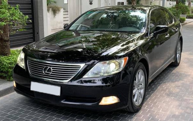 Qua thời đỉnh cao, Lexus LS 460 bán lại đúng bằng giá một chiếc Mazda6