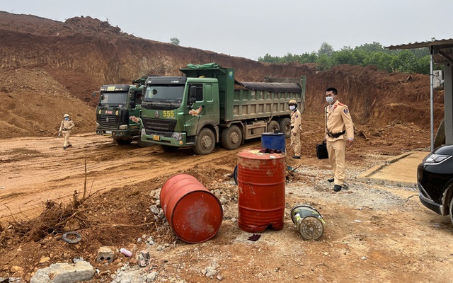 Công an vào cuộc vụ dân mang thùng phuy chặn đoàn xe chở đất