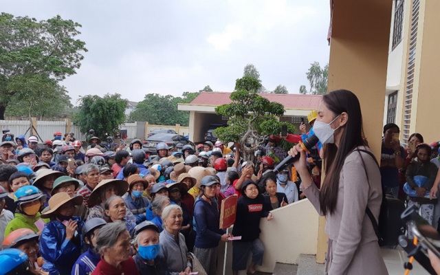 Thủy Tiên phát tiền ở địa phương này, người nơi khác nghe tin đến cũng được nhận