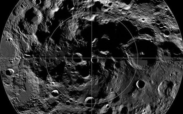 “Truy tìm” carbon dioxide rắn trên Mặt trăng