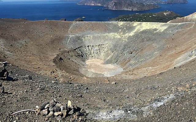 Hàng trăm người trên đảo Vulcano phải sơ tán tránh khí độc gây chết người của núi lửa