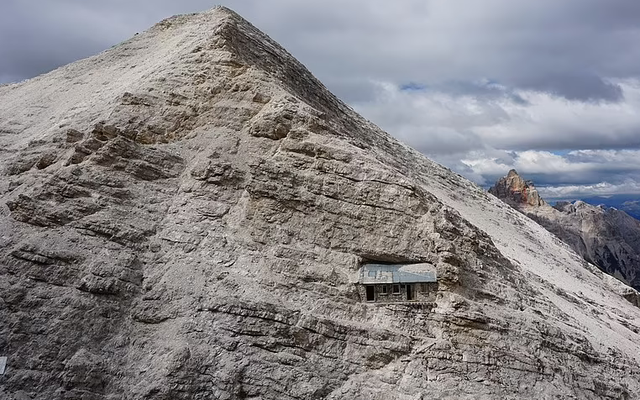 Căn nhà cổ độc đáo ẩn mình trong một ngọn núi