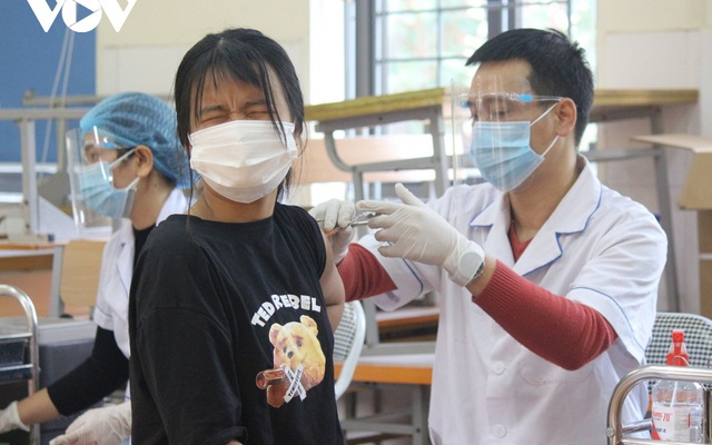 Hôm nay, hàng ngàn học sinh lớp 9 tại Hà Nội được tiêm vaccine Covid-19