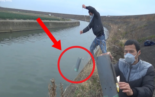Thanh niên ra bờ sông thả ống nhựa PVC đục lỗ, bỏ bột mì bên trong: Thu hoạch 'khủng'