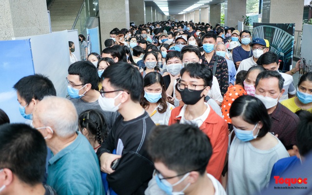 Lãnh đạo Metro Hanoi nói gì về việc dòng người chen chúc đi tàu Cát Linh - Hà Đông?