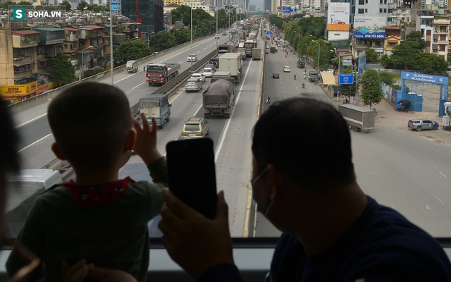 Hành khách tàu Cát Linh - Hà Đông: "Ngồi tàu sướng quá, hết cảnh tắc đường rồi"