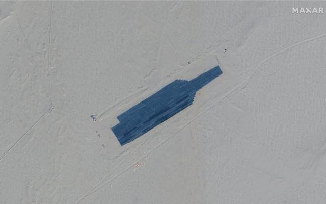 Trung Quốc bí mật xây dựng mô hình tàu sân bay Mỹ trong sa mạc