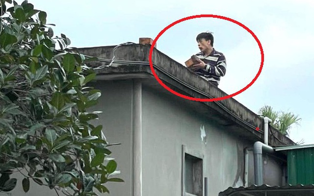 Tài xế "ngáo đá" cướp ô tô chạy từ Hà Nội vào Hà Tĩnh rồi leo lên mái nhà dân