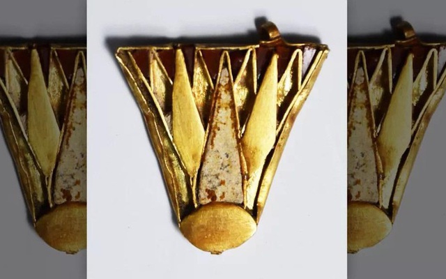 Tìm thấy mặt dây chuyền vàng hình hoa sen vô cùng quý hiếm