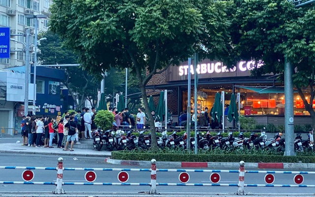 BIẾN CĂNG: Starbucks CN New World bị tố để khách mua một lần 30 cái ly bản giới hạn giá 1,8 triệu, ai xếp hàng sau coi như "công cốc"?