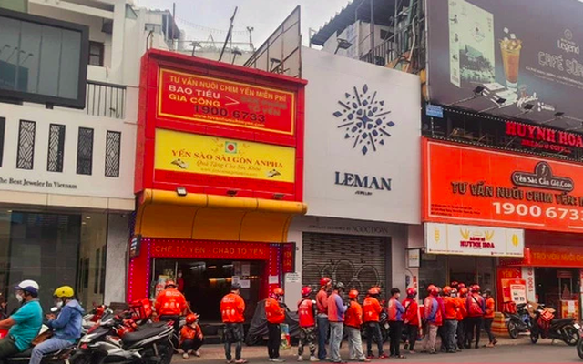 Vụ bánh mì Huynh Hoa “đường chia đôi ngả”: Lần đầu tiên mở thêm cửa hàng thứ 2 sau 30 năm, ‘người đàn ông mới của bà Hoa’ muốn làm chuỗi F&B lớn?