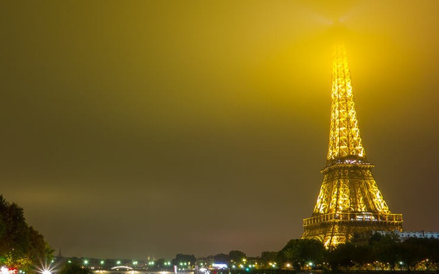 Tháp Eiffel lệch nguyên tắc phong thủy nhưng lại thành 'ngọn đuốc' của Paris
