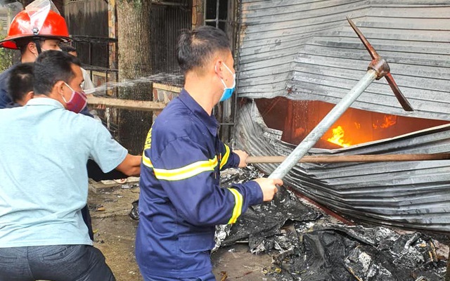 Giải cứu 2 người thoát khỏi vụ cháy nhà kinh hoàng ở thành phố Vinh
