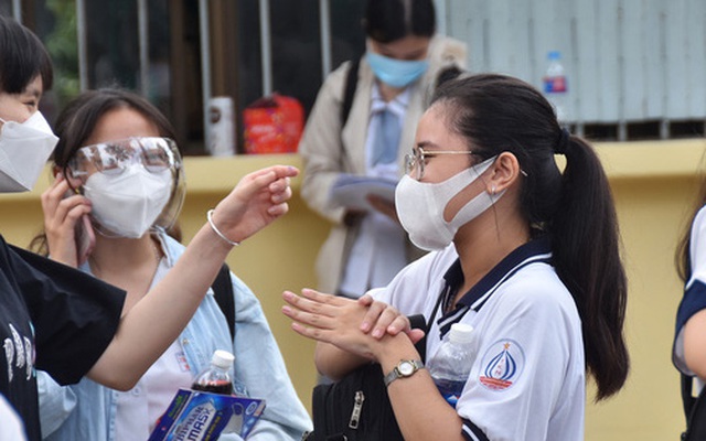 Bất thường đề thi tốt nghiệp THPT 2021: Làm rõ quan hệ người luyện thi và người ra đề