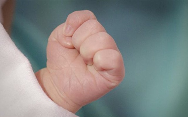 Bé trai 7 tháng luôn nắm chặt tay, gia đình đưa đi khám rồi choáng váng khi nhận kết quả