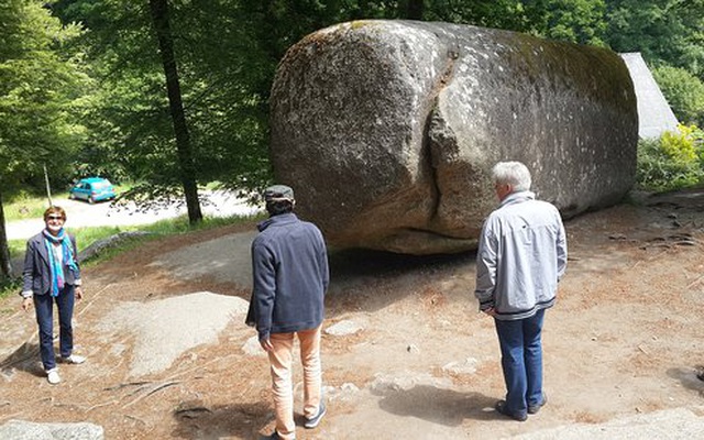 Bí ẩn khối đá dài 7m, nặng 137 tấn nhưng ai cũng có thể dịch chuyển
