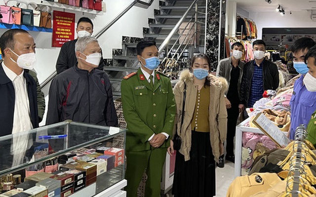 Vụ chủ shop Mai Hường hành hạ nữ sinh trộm váy: Hàng tấn quần áo tại shop bị thu giữ, chỉ còn lại hàng 'made in Việt Nam'