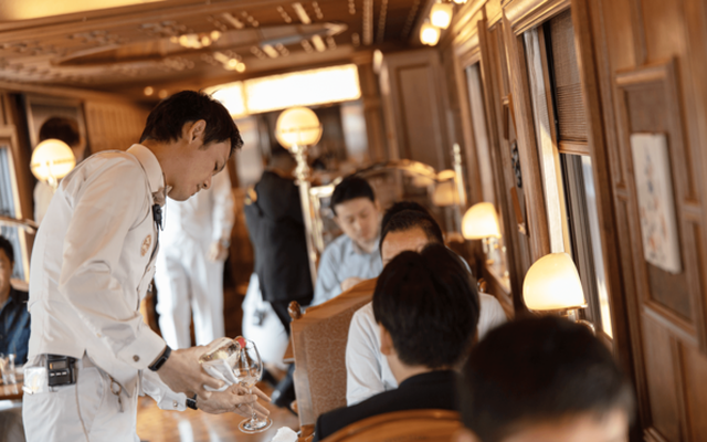 Có gì bên trong chuyến tàu xa xỉ đi xuyên đảo của Nhật Bản
