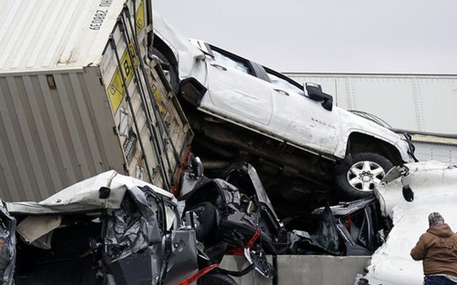 Mỹ: Kinh hoàng 130 xe gặp tai nạn liên hoàn, nằm chất đống
