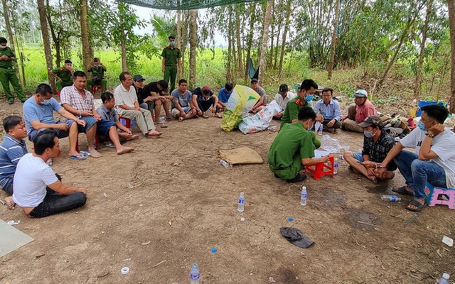 Trưởng công an huyện hóa trang thành con bạc, trường gà “khủng” bị đánh úp