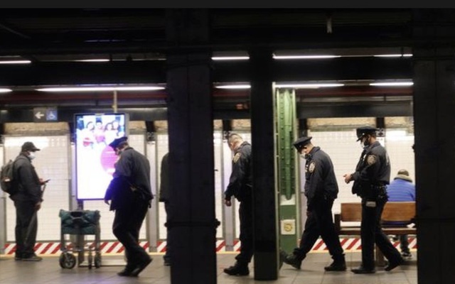 Cảnh sát New York đông nghịt ga tàu điện ngầm sau vụ đâm hàng loạt, 2 người chết