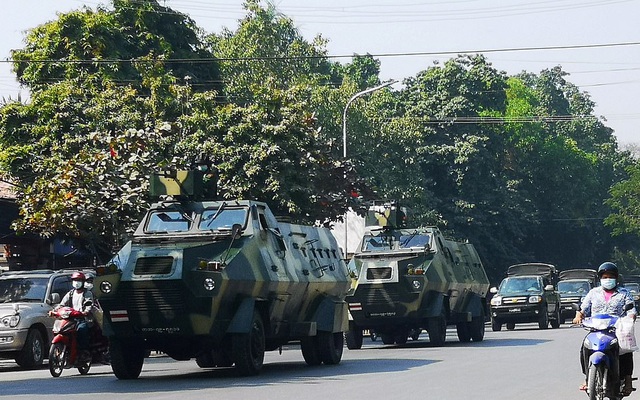 Hình ảnh xe bọc thép, binh sĩ Myanmar tuần tra khắp thủ đô sau chính biến