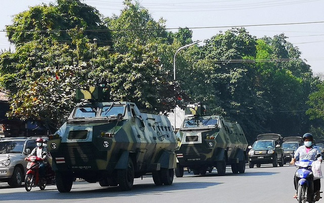 Hình ảnh xe bọc thép, binh sĩ Myanmar tuần tra khắp thủ đô sau chính biến