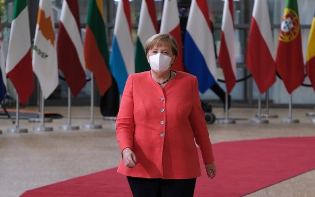 Khoảnh khắc bà Merkel quên khẩu trang thu hút sự chú ý