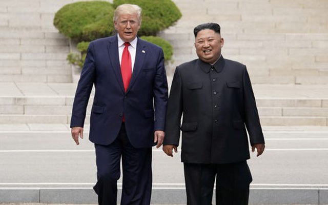 Tiết lộ mới: Ông Trump từng đề nghị cho ông Kim đi nhờ chuyên cơ từ Việt Nam về Triều Tiên
