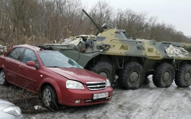 Xe bọc thép BTR-80 của Nga mất lái đè bẹp ô tô trên đường