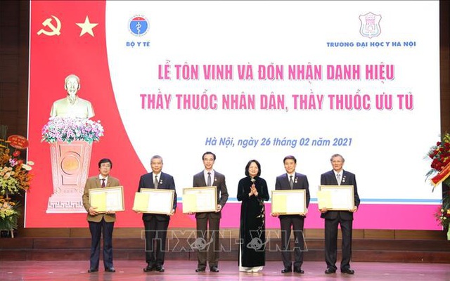 Trao tặng danh hiệu Thầy thuốc Nhân dân cho 5 bác sĩ ĐH Y Hà Nội