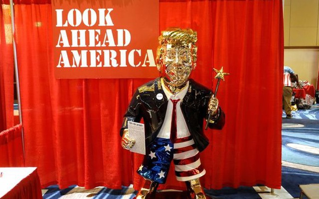 Ẩn ý sau bức tượng mạ vàng cựu Tổng thống Trump tại hội nghị bảo thủ