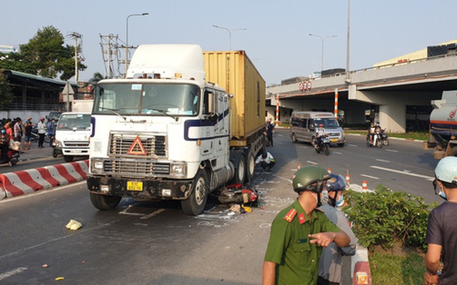 TP.HCM: Xe container ôm cua tại giao lộ, cán tử vong người đàn ông đi xe máy