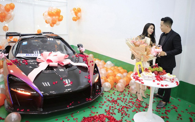 Nữ đại gia U50 - chủ viện thẩm mỹ nổi tiếng ở Sài Gòn sở hữu dàn siêu xe trăm tỷ, tiết lộ bỏ hàng chục tỷ trả lương cho nhân viên, tạp vụ thấp nhất cũng từ 10 triệu trở lên!