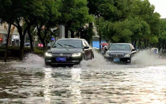 Nếu bạn không tắt chức năng này khi lái xe vào những ngày mưa, động cơ sẽ "chết"