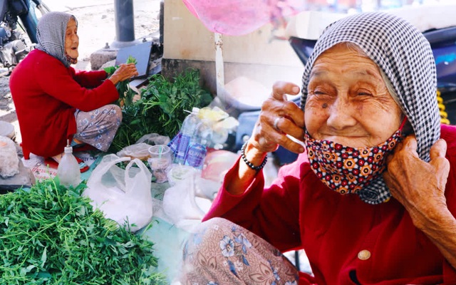 Cụ bà ngủ gục giữa cái nắng 37 độ ở Sài Gòn để bán từng bó rau: "Ngoại có tới 12 đứa con nhưng ngoại đi bán vầy sống cho khỏe…"
