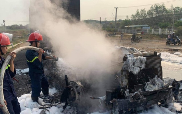 Xe container bốc cháy ngùn ngụt sau khi tông thương vong hai vợ chồng