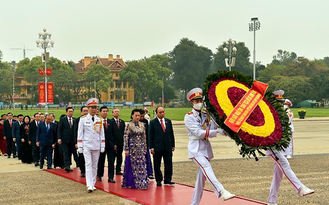 Lãnh đạo Đảng, Nhà nước và các ĐBQH vào lăng viếng Chủ tịch Hồ Chí Minh