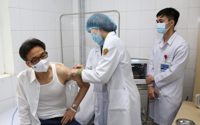 Phó Thủ tướng Vũ Đức Đam tiêm thử vaccine COVID-19 Nano Covax