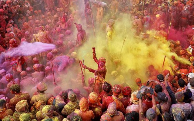 Ảnh: Hàng nghìn người tham gia lễ hội sắc màu Holi, bất chấp dịch Covid-19 đang tăng cao ở Ấn Độ