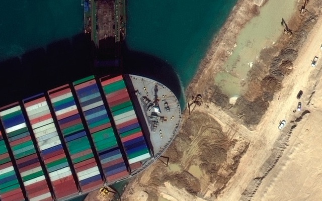 Tàu container mắc kẹt trên kênh đào Suez nhích nhẹ