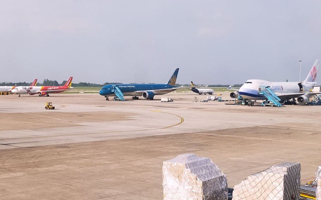 Máy bay lăn quá vạch dừng tại sân bay Nội Bài, tiềm ẩn rủi ro mất an toàn