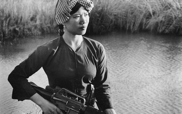 Vẻ đẹp nữ du kích miền Nam Việt Nam cầm súng M-16 trong kháng chiến chống Mỹ