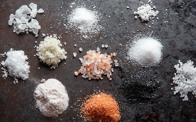 Muối có i-ốt, muối không i-ốt, muối natri thấp... khác nhau thế nào, ai nên ăn loại muối gì?