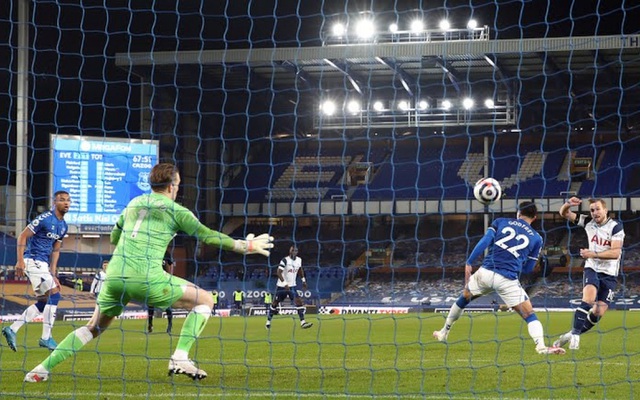 Harry Kane lập cú đúp, Tottenham thoát thua trước Everton
