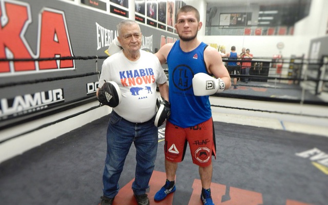 Khabib Nurmagomedov và câu chuyện cải thiện khả năng đánh đứng với ông thầy 80 tuổi