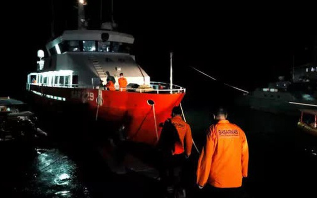 Lần theo vết dầu loang của tàu ngầm Indonesia mất tích